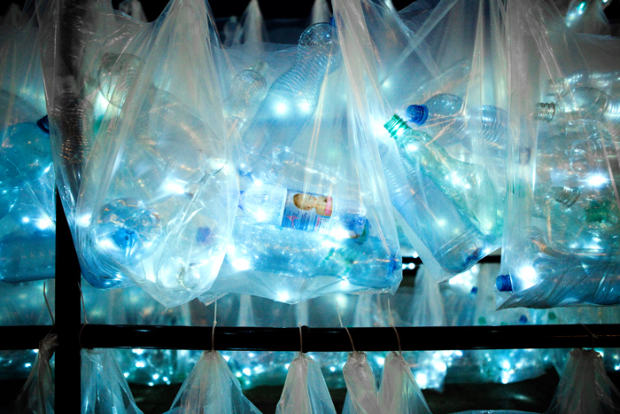 Luzinterruptus laberinto de residuos plásticos