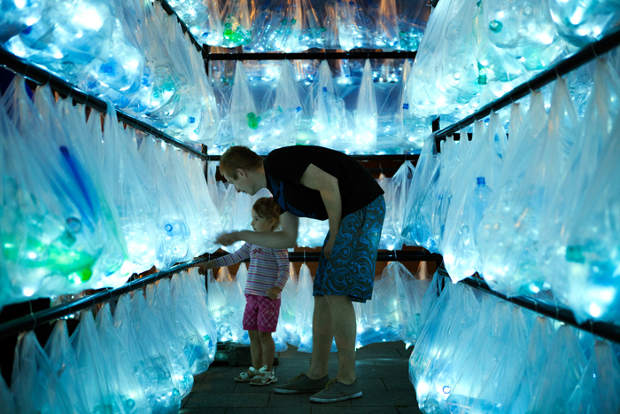 Luzinterruptus laberinto de residuos plásticos