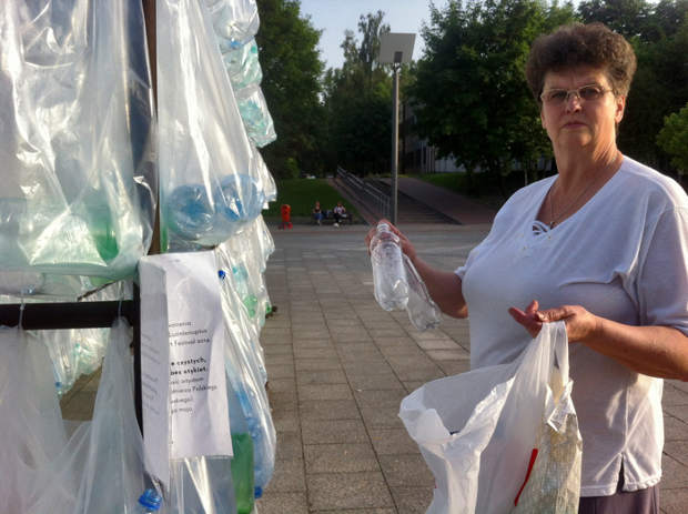 Luzinterruptus laberinto de residuos plásticos