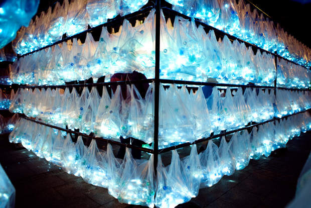 Luzinterruptus laberinto de residuos plásticos