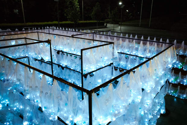 Luzinterruptus laberinto de residuos plásticos