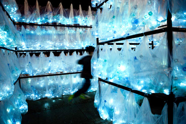 Luzinterruptus laberinto de residuos plásticos