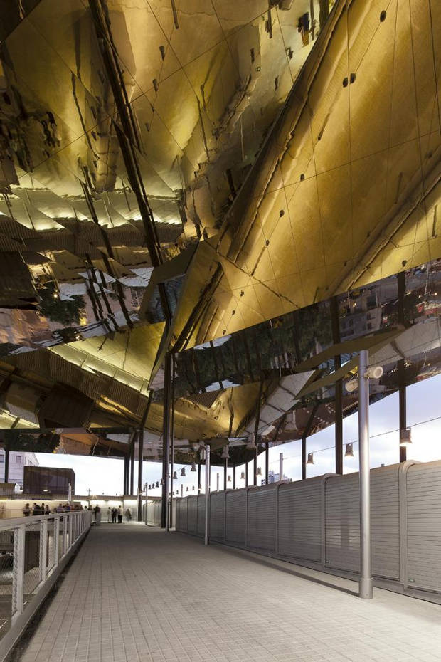 Encants Barcelona Sito en Barcelona, el nuevo mercado Encants Barcelona de la Fira de Bellcaire, más conocido como Encants Vells, se ubica en la zona del Bosquet y su traslado es una de las piezas que facilitará el despliegue de la Modificació del Pla General Metropolità en el ámbito de las Glòries, una iniciativa que mejorará la movilidad, el sistema de transporte público y la ordenación de los equipamientos de la zona.