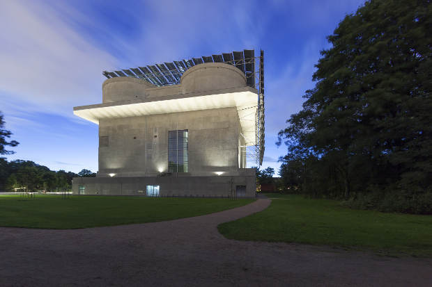 ERCO_Energiebunker Con su monumental fachada de hormigón de 42 metros de altura, el antiguo búnker antiaéreo de la Segunda Guerra Mundial marca el paisaje urbano en Hamburgo-Wilhelmsburg