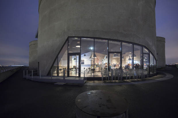 ERCO_Energiebunker Con su monumental fachada de hormigón de 42 metros de altura, el antiguo búnker antiaéreo de la Segunda Guerra Mundial marca el paisaje urbano en Hamburgo-Wilhelmsburg