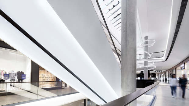 gerber Situado en la ciudad de Stuttgart, Gerber es un espacio mixto con una alta concentración urbana. Recoge de forma hospitalaria las ventas al detalle que conviven en una superficie total de 25.000 metros cuadrados, una gran desafío para la ciudad, inversionistas, arquitectos y diseñadores.