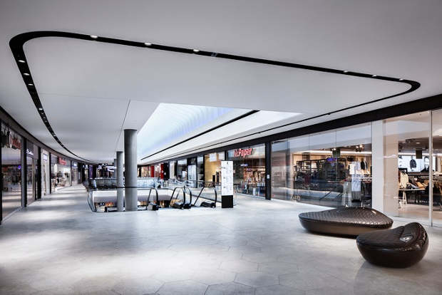 Pfarré, Gerber Mall Situado en la ciudad de Stuttgart, Gerber es un espacio mixto con una alta concentración urbana. Recoge de forma hospitalaria las ventas al detalle que conviven en una superficie total de 25.000 metros cuadrados, una gran desafío para la ciudad, inversionistas, arquitectos y diseñadores.