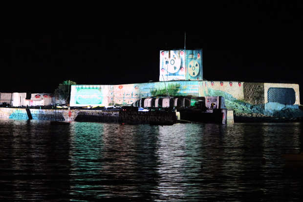 QED Después de una pausa de tres años el Jersey's Branchage Festival ha vuelto, estampado con éxito su marca en el paisaje cultural de la isla una vez más, culminando en una inolvidable e innovadora proyección para el final del festival.