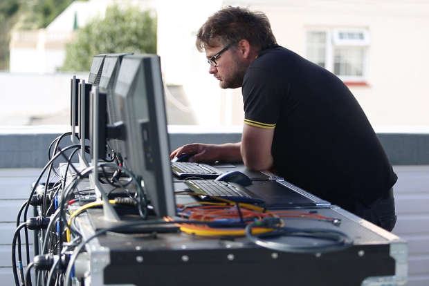 QED, Dan Gray Después de una pausa de tres años el Jersey's Branchage Festival ha vuelto, estampado con éxito su marca en el paisaje cultural de la isla una vez más, culminando en una inolvidable e innovadora proyección para el cierre del festival.