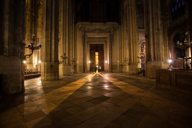 Shooting Thoughts "Shooting Thoughts" es una instalación interactiva que forma parte del trabajo y trayectoria del diseñador Filipe Vilas-Boas. Permite a los espectadores generar constelaciones de estrellas, enviando sus pensamientos con un dispositivo móvil. Conectado al láser, cada pensamiento se convierte en una estrella fugaz