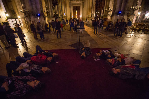 Shooting Thoughts "Shooting Thoughts" es una instalación interactiva que forma parte del trabajo y trayectoria del diseñador Filipe Vilas-Boas. Permite a los espectadores generar constelaciones de estrellas, enviando sus pensamientos con un dispositivo móvil. Conectado al láser, cada pensamiento se convierte en una estrella fugaz