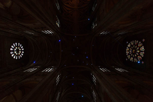 Filipe Vilas-Boas "Shooting Thoughts" es una instalación interactiva que forma parte del trabajo y trayectoria del diseñador Filipe Vilas-Boas. Permite a los espectadores generar constelaciones de estrellas, enviando sus pensamientos con un dispositivo móvil. Conectado al láser, cada pensamiento se convierte en una estrella fugaz