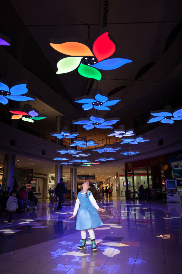 Light Garden Lima Peru 2014 El Jardín de la Luz es un paisaje interactivo permanente que ofrece una experiencia inolvidable de luz, sonido e interacción. Situado en la Plaza Norte de Lima, Perú, esta obra nos transporta a un mundo mágico y nos recuerda nuestras fantasías infantiles,
