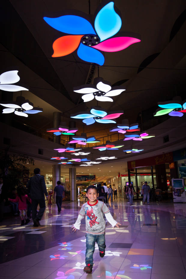 Light Garden Lima Peru El Jardín de la Luz es un paisaje interactivo permanente que ofrece una experiencia inolvidable de luz, sonido e interacción. Situado en la Plaza Norte de Lima, Perú, esta obra nos transporta a un mundo mágico y nos recuerda nuestras fantasías infantiles,