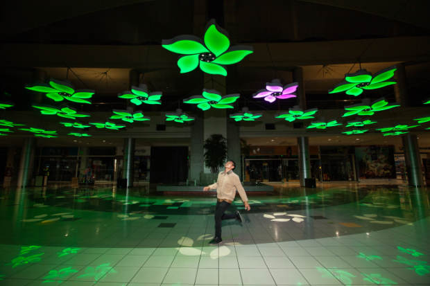 Light Garden Lima Peru El Jardín de la Luz es un paisaje interactivo permanente que ofrece una experiencia inolvidable de luz, sonido e interacción. Situado en la Plaza Norte de Lima, Perú, esta obra nos transporta a un mundo mágico y nos recuerda nuestras fantasías infantiles,