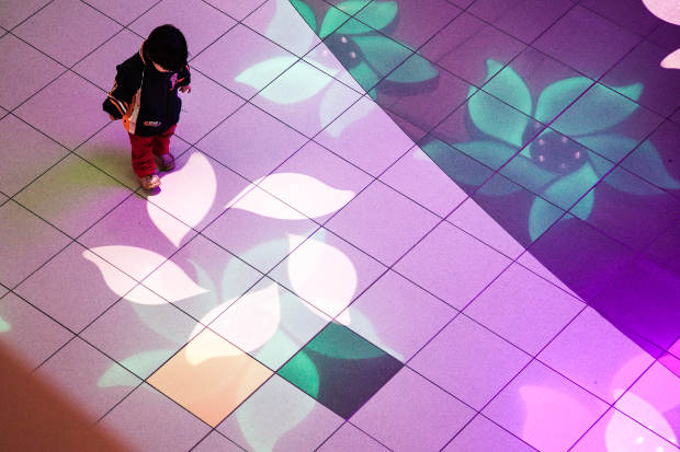 Light Garden Lima Peru 2014 El Jardín de la Luz es un paisaje interactivo permanente que ofrece una experiencia inolvidable de luz, sonido e interacción. Situado en la Plaza Norte de Lima, Perú, esta obra nos transporta a un mundo mágico y nos recuerda nuestras fantasías infantiles,