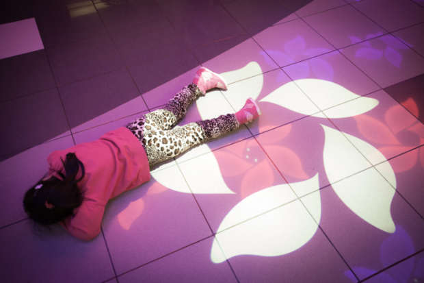 Light Garden Lima Peru 2014 El Jardín de la Luz es un paisaje interactivo permanente que ofrece una experiencia inolvidable de luz, sonido e interacción. Situado en la Plaza Norte de Lima, Perú, esta obra nos transporta a un mundo mágico y nos recuerda nuestras fantasías infantiles,