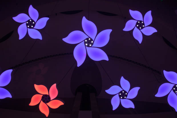 Light Garden Lima El Jardín de la Luz es un paisaje interactivo permanente que ofrece una experiencia inolvidable de luz, sonido e interacción. Situado en la Plaza Norte de Lima, Perú, esta obra nos transporta a un mundo mágico y nos recuerda nuestras fantasías infantiles