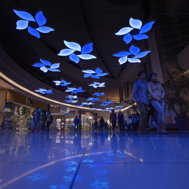 Light Garden Lima Peru El Jardín de la Luz es un paisaje interactivo permanente que ofrece una experiencia inolvidable de luz, sonido e interacción. Situado en la Plaza Norte de Lima, Perú, esta obra nos transporta a un mundo mágico y nos recuerda nuestras fantasías infantiles