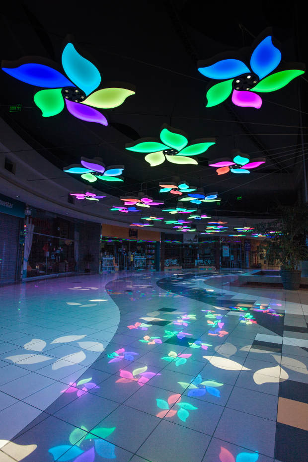 Light Garden Lima Peru El Jardín de la Luz es un paisaje interactivo permanente que ofrece una experiencia inolvidable de luz, sonido e interacción. Situado en la Plaza Norte de Lima, Perú, esta obra nos transporta a un mundo mágico y nos recuerda nuestras fantasías infantiles