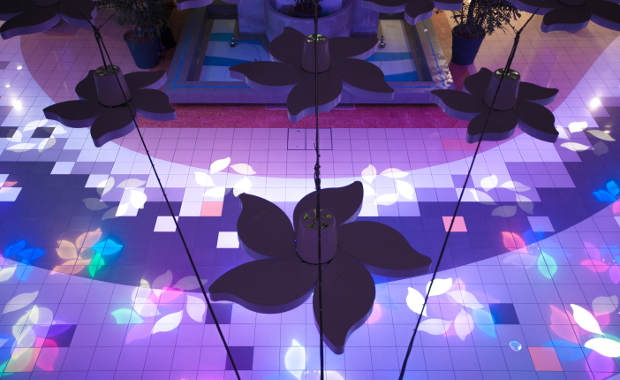 El Jardín de la Luz es un paisaje interactivo permanente que ofrece una experiencia inolvidable de luz, sonido e interacción. Situado en la Plaza Norte de Lima, Perú, esta obra nos transporta a un mundo mágico y nos recuerda nuestras fantasías infantiles,