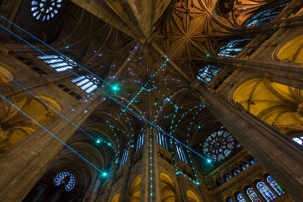 Shooting Thoughts "Shooting Thoughts" es una instalación interactiva que forma parte del trabajo y trayectoria del diseñador Filipe Vilas-Boas. Permite a los espectadores generar constelaciones de estrellas, enviando sus pensamientos con un dispositivo móvil. Conectado al láser, cada pensamiento se convierte en una estrella fugaz