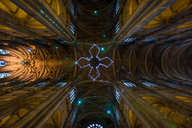 Filipe Vilas-Boas "Shooting Thoughts" es una instalación interactiva que forma parte del trabajo y trayectoria del diseñador Filipe Vilas-Boas. Permite a los espectadores generar constelaciones de estrellas, enviando sus pensamientos con un dispositivo móvil. Conectado al láser, cada pensamiento se convierte en una estrella fugaz