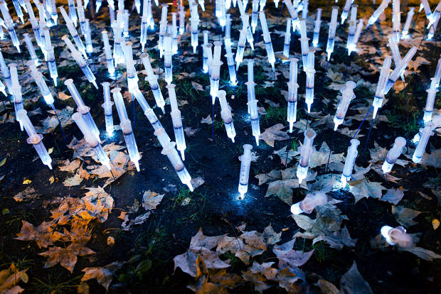 Luzinterruptus La reivindicación que esta vez ha protagonizado el colectivo artístico anónimo Luzinterruptus tiene que ver con algo que nos toca o tocará a todos en algún momento, la sanidad española.