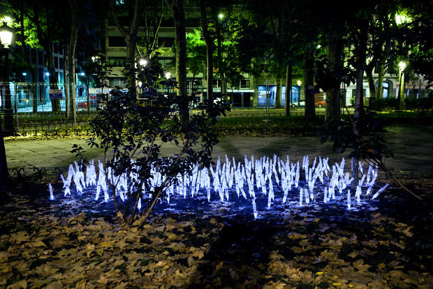 Luz sanitaria, Luzinterruptus La reivindicación que esta vez ha protagonizado el colectivo artístico anónimo Luzinterruptus tiene que ver con algo que nos toca o tocará a todos en algún momento, la sanidad española.