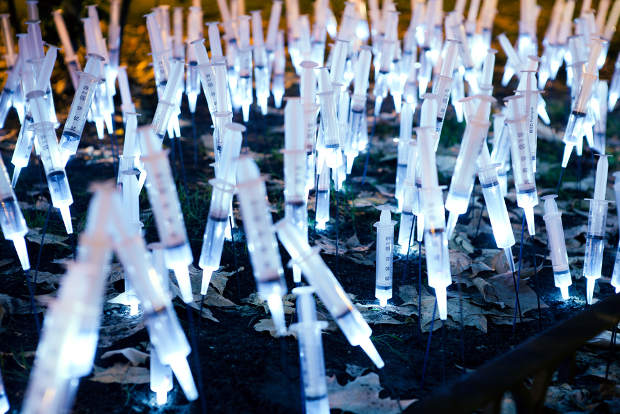 Luzinterruptus La reivindicación que esta vez ha protagonizado el colectivo artístico anónimo Luzinterruptus tiene que ver con algo que nos toca o tocará a todos en algún momento, la sanidad española.