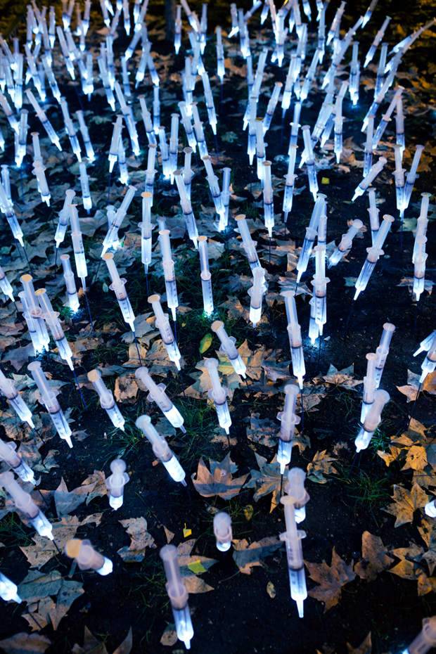 Luzinterruptus La reivindicación que esta vez ha protagonizado el colectivo artístico anónimo Luzinterruptus tiene que ver con algo que nos toca o tocará a todos en algún momento, la sanidad española.