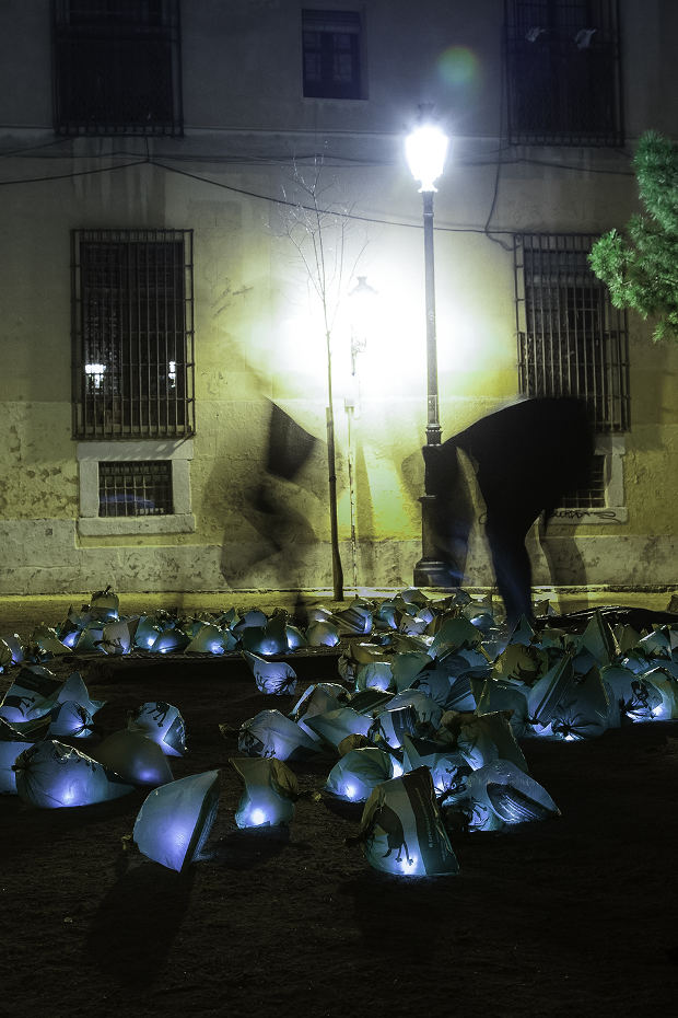Luzinterruptus, El colectivo anónimo Luzinterruptus ha organizado una intervención en Madrid, en esta ocasión su reivindicación giraba en torno al problema higiénico que tiene la ciudad con los excrementos y fluidos de todo tipo.