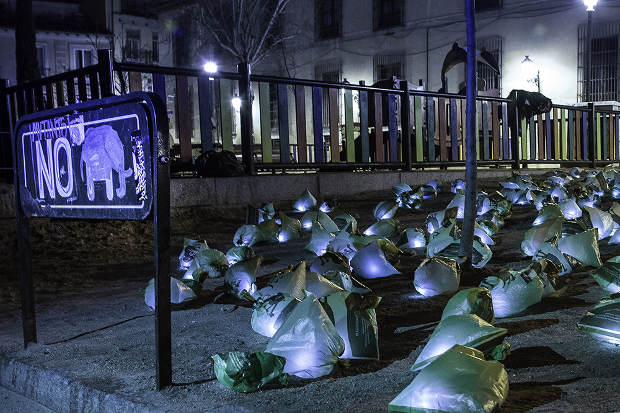 En Madrid ten cuidado donde pisas El colectivo anónimo Luzinterruptus ha organizado una intervención en Madrid, en esta ocasión su reivindicación giraba en torno al problema higiénico que tiene la ciudad con los excrementos y fluidos de todo tipo.