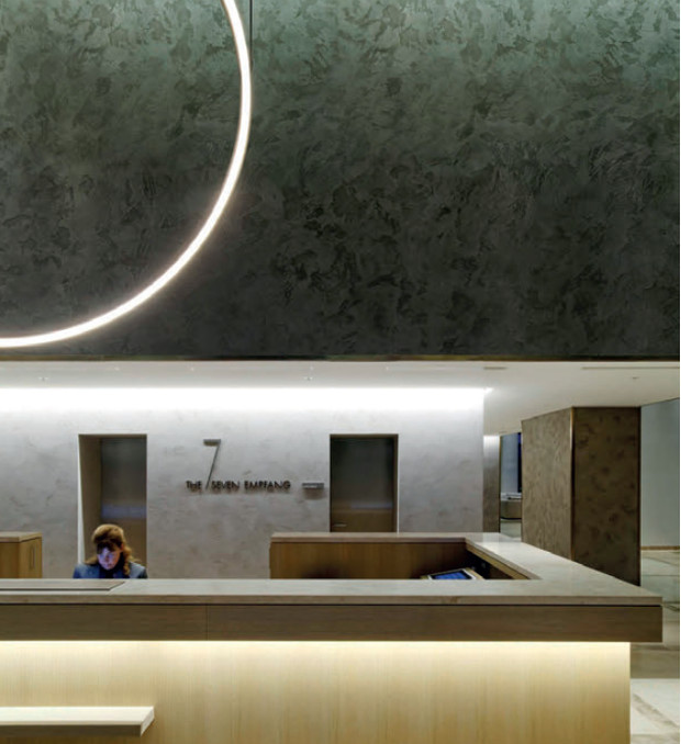 The Seven Foyer & Patio Pfarré Lighting Design,han sido los responsables de dar el toque de luz que marca la diferencia en esta antigua estación de electricidad en el centro de Munich. Protagonista de esta importante transformación que la ha convertido en una gran torre residencial