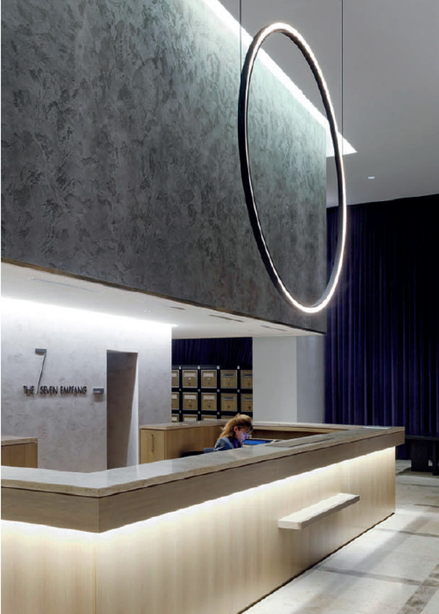 Pfarré lighting design Pfarré Lighting Design,han sido los responsables de dar el toque de luz que marca la diferencia en esta antigua estación de electricidad en el centro de Munich. Protagonista de esta importante transformación que la ha convertido en una gran torre residencial