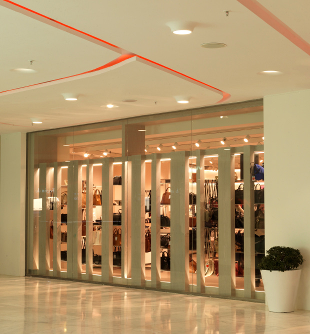 Havells Sylvania El centro comercial Bahía Sur de Cádiz ha llevado a cabo la sustitución de sus antiguas luminarias de halogenuros metálicos de 70W por las modernas e innovadoras luminarias Lumiance Signo LED de 28W (downlight) del fabricante Havells Sylvania.