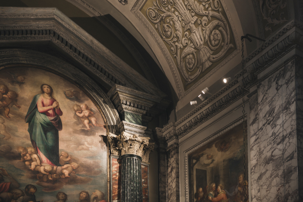 Reggiani iglesia San Paolo La iglesia de San Paolo, situada en el casco antiguo de Casale Monferrato, fue erigida por los Padres Barnabitas alrededor del año 1586. Su interior, en forma de cruz griega, contiene un valioso patrimonio de obras de arte entre las que cabe recordar