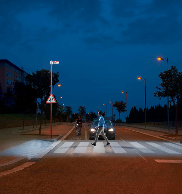 Simon Lighting Las condiciones y cualidades de los pasos cebra se van convirtiendo en elementos urbanísticos y viales que precisan de más seguridad tanto para los peatones como para los conductores. En los pasos peatonales, una incorrecta iluminación puede provocar que el peatón quede en penumbra o que se deslumbre a los conductores provocando accidentes del todo evitables.