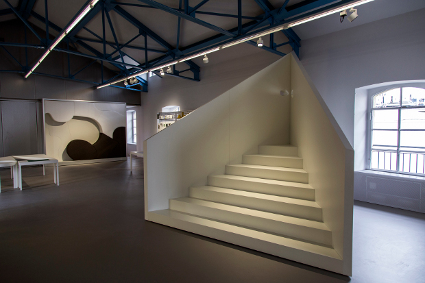 ERCO Fondazione Prada En los terrenos de una antigua destilería construida en 1910 en el sur de Milán surgió un gigantesco campus cultural bajo la égida de Rem Koolhaas, arquitecto estrella neerlandés y ganador del premio Pritzker (OMA, Róterdam). En las zonas exteriores y de exposición de la nueva Fondazione Prada