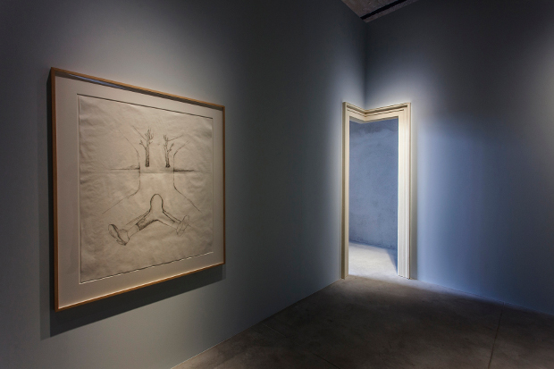 ERCO Fondazione Prada En los terrenos de una antigua destilería construida en 1910 en el sur de Milán surgió un gigantesco campus cultural bajo la égida de Rem Koolhaas, arquitecto estrella neerlandés y ganador del premio Pritzker (OMA, Róterdam). En las zonas exteriores y de exposición de la nueva Fondazione Prada