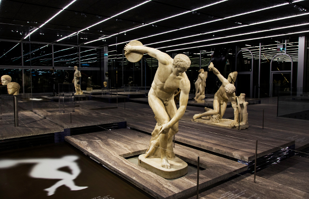 ERCO Fondazione Prada En los terrenos de una antigua destilería construida en 1910 en el sur de Milán surgió un gigantesco campus cultural bajo la égida de Rem Koolhaas, arquitecto estrella neerlandés y ganador del premio Pritzker (OMA, Róterdam). En las zonas exteriores y de exposición de la nueva Fondazione Prada