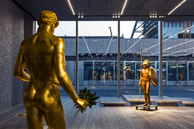 ERCO Prada En los terrenos de una antigua destilería construida en 1910 en el sur de Milán surgió un gigantesco campus cultural bajo la égida de Rem Koolhaas, arquitecto estrella neerlandés y ganador del premio Pritzker (OMA, Róterdam). En las zonas exteriores y de exposición de la nueva Fondazione Prada