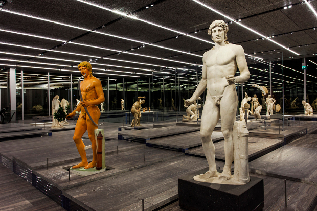 ERCO Fondazione Prada Milano En los terrenos de una antigua destilería construida en 1910 en el sur de Milán surgió un gigantesco campus cultural bajo la égida de Rem Koolhaas, arquitecto estrella neerlandés y ganador del premio Pritzker (OMA, Róterdam). En las zonas exteriores y de exposición de la nueva Fondazione Prada