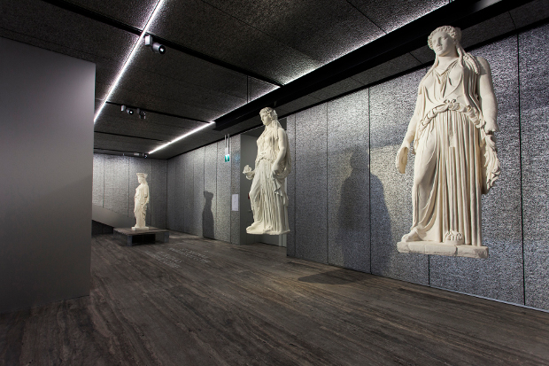 ERCO Fondazione Prada Milano En los terrenos de una antigua destilería construida en 1910 en el sur de Milán surgió un gigantesco campus cultural bajo la égida de Rem Koolhaas, arquitecto estrella neerlandés y ganador del premio Pritzker (OMA, Róterdam). En las zonas exteriores y de exposición de la nueva Fondazione Prada