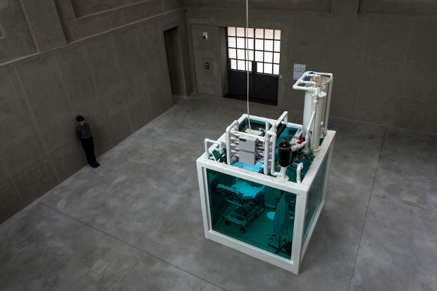 ERCO Fondazione Prada Milano En los terrenos de una antigua destilería construida en 1910 en el sur de Milán surgió un gigantesco campus cultural bajo la égida de Rem Koolhaas, arquitecto estrella neerlandés y ganador del premio Pritzker (OMA, Róterdam). En las zonas exteriores y de exposición de la nueva Fondazione Prada