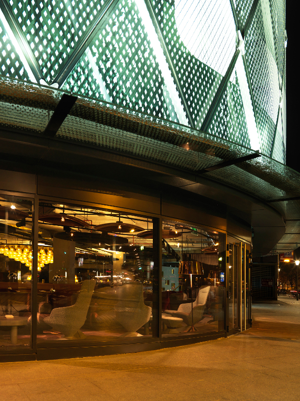 ECLECTIC, Megaman Cuando los restauradores Fabienne y Philippe Amzalak, muy aclamados por la crítica, decidieron abrir un restaurante de alta gastronomía en París, acudieron al empresario de diseño Tom Dixon para que les ayudara.