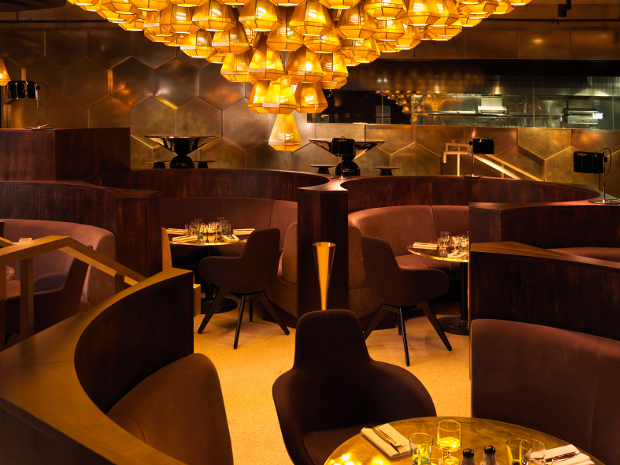 ECLECTIC Cuando los restauradores Fabienne y Philippe Amzalak, muy aclamados por la crítica, decidieron abrir un restaurante de alta gastronomía en París, acudieron al empresario de diseño Tom Dixon para que les ayudara.