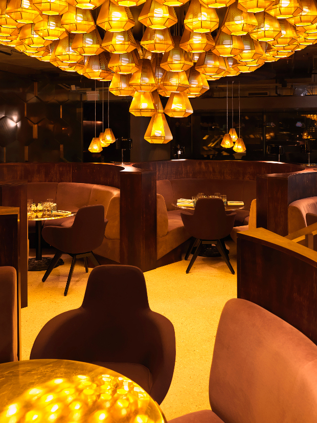 ECLECTIC Restaurant Cuando los restauradores Fabienne y Philippe Amzalak, muy aclamados por la crítica, decidieron abrir un restaurante de alta gastronomía en París, acudieron al empresario de diseño Tom Dixon para que les ayudara.