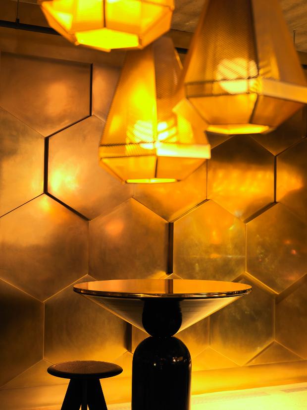 ECLECTIC Cuando los restauradores Fabienne y Philippe Amzalak, muy aclamados por la crítica, decidieron abrir un restaurante de alta gastronomía en París, acudieron al empresario de diseño Tom Dixon para que les ayudara.