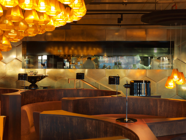 ECLECTIC Cuando los restauradores Fabienne y Philippe Amzalak, muy aclamados por la crítica, decidieron abrir un restaurante de alta gastronomía en París, acudieron al empresario de diseño Tom Dixon para que les ayudara.